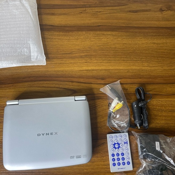 Dynex DX-PDVD7 Portable DVD Player 7" Silver New Open Box Tested Works - Picture 9 of 15